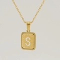 Collar con colgante cuadrado de acero de titanio dorado y letra S blanca central - Letra S