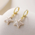 Elegantes pendientes de estrella de mar bañados en oro 18K y esmalte blanco - Blanco