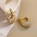 Luxuriöse 18K vergoldete U-Ohrringe mit Zirkonia-Besatz auf beigem Hintergrund - U-Form Full Diamond Stil / Gold/Weißer Zirkonia