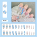 Detalle de uñas postizas azules y blancas con flores y corazones en forma de ataúd largo - Estilo Carácter Azul (R541)