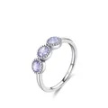 S925 Sterling Silber Ring mit drei runden lila Zirkonia Steinen im Vintage-Stil - US Größe 5 / Dreifacher Paarse Edelstein Reihenring Mit Perlenmuster (RHR1588)