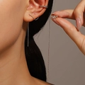 Dettaglio di orecchini ear cuff in oro rosa con nappe a catena e pietre di zircone - Set di Linea per Orecchie e Earcuff con Strass Oro (K-1423)