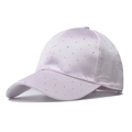Dettaglio cappello da baseball lavanda con strass argentati brillanti e visiera curva - Regolabile / Gipsofila Rosa