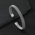 Bracciale elastico in maglia d'acciaio argento su una base di ardesia scura - 8mm / Argento