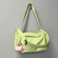 Sac de sport en nylon vert clair imperméable avec sangle et pendentif poupée - Vert + Pêche