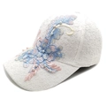 Detalle de gorra de béisbol blanca con bordado floral y perlas en la visera - M(56-58cm) / Blanco