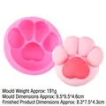 Silikonform Katzenpfote in Dunkelrosa mit fertigem Harz-Produkt und Abmessungen - Große Katzenpfote / Rosa