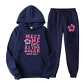 Survêtement en polaire bleu marine avec lettrage surf rose et motifs floraux - S (L) / Haut Et Bas / Bleu Foncé (Style 11)