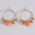 Orecchini a cerchio dorati con perle di pietra naturale arancione e design elegante - Arancione