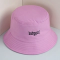 Cappello a secchiello rosa con ricamo Babygirl in caratteri gotici per protezione solare - Taglia unica / Rosa Fucsia