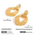 Macro-opname van gouden roestvrijstalen spiraal oorbellen, afmeting 5,22cm bij 3,34cm - 5.22cmx3.34cm / Goud