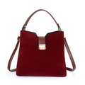 Vintage Handtasche aus burgunderrotem Wildleder mit braunen Ledergriffen und Gold-Schnalle - Burgunderrot