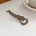 Detailopname van de bruine matte bananenklem met minimalistisch gedraaid ontwerp - Matte Koffie