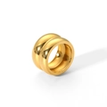 Gros plan sur la bague géométrique double couche en acier inoxydable plaqué or 18K - Taille 6 / Style Lisse à Double Couche (TR4053) / Doré
