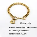 Dettaglio del bracciale cubano in acciaio placcato oro 18K con ciondolo a cuore e chiusura OT - Bracciale / Oro 18K