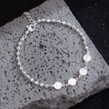 Bracelet à billes minimaliste en argent avec breloques gravées sur fond de pierre grise - Argenté