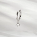 Minimalistische silberne Huggie-Ohrringe mit glitzerndem rundem Zirkonia-Anhänger - Geometrischer Ohrring (Einzelstück)