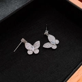 Boucles d'oreilles papillon en argent avec pavé de zircons dans un plateau noir - Boucles d'Oreilles Clous Papillon Zircone Rayé Argenté (14#)