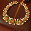 Détail du collier vintage avec pierres oranges, perles et cristaux colorés sur bronze - Collier-Or-Marron