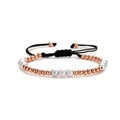 Pulsera tejida ajustable con cuentas de oro rosa y perlas blancas sobre fondo blanco - Oro Rosa (Perlas de Cobre Perla)