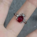 Anello ragno gotico in argento con pietra preziosa rossa e dettagli in zirconi bianchi - Stile Ragno Rosso (J479)