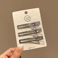 Vue rapprochée de trois pinces à cheveux y2k en métal argenté de 6 cm au design creux - Pince Bec de Canard Carrée (M3-068) / 6cm