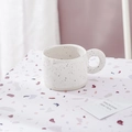 Tazza minimalista in ceramica bianca con macchie d'inchiostro nero e grande manico - Tazza con manico tondo / Bianco