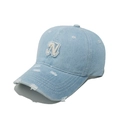 Dettaglio del cappello da baseball in denim azzurro con ricamo della lettera N usurata - M (56-58cm) / Celeste