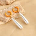 Elegante roestvrijstalen hangoren met feloranje ringen en parelwitte druppelhangers - Helder Oranje Creolen Kunstparel Hangende Oorbellen (RS-YS387-1)