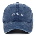 Détail de la broderie cursive babygirl sur casquette de baseball en denim délavé - Taille unique / Bleu Marine
