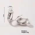 Detailansicht der Perlenohrringe mit Maßen: 1,9cm Höhe und 0,6cm Perlendurchmesser - Silber