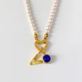 Collier de perles élégant avec lettre V plaquée or 14K et pendentif en cristal bleu - Lettre V