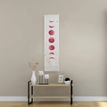 Arazzo con fasi lunari rosse con asta in legno e nappe per decorazioni domestiche - Ciclo Lunare Bianco