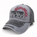 Detail der gewaschenen grauen Baseballkappe mit Vintage-Stickerei und NewYork-Patch - Verstellbar / Grau + Schwarz