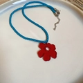 Handgefertigte rote Blumen-Acryl-Halskette mit lebhaftem blauem gewachstem Seil-Design - Acryl Rote Blume Blaue Kordel Stil