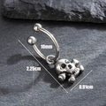 Hiphop titanium stalen schedel hoefijzer ring oorbellen op donker getextureerde steen - Schedel en Gekruiste Beenderen Stijl (S415)