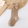 Dettaglio calzino neonato a coste beige chiaro con grande fiocco in filo dorato lato - XS (0-1 Anni) / Cachi