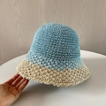Dettaglio ravvicinato del cappello di paglia intrecciato bicolore blu e beige - M (56-58cm) / Celeste
