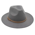 Détail du chapeau fedora en feutre gris foncé avec fine ceinture en cuir brun et boucle - Taille unique / Gris clair