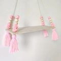 Nordisches Wandregal aus Holz mit rosa Perlen und Quasten für das Kinderzimmer - Rosa
