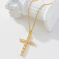 Collar con colgante de cruz bañada en oro con circonitas sobre pilar romano - Dorado/Cruz con Circonita Blanca/R