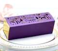 Detail der lasergeschnittenen lila Geschenkbox mit Goldfutter für Diwali mit Festtagsmotiv - Dunkellila