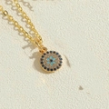 Goldene Evil Eye Halskette mit blau-weißen Pavé-Zirkonia und rundem Anhänger-Design - Königsblauer Zirkonia Auge