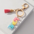 Llavero de resina con letra M degradado arcoíris con borla rosa y metal oro - Degradado de Arcoíris con Borla (Letra M)