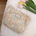 Détail d'une trousse en coton à fleurs avec étiquette Time to Party sur tissu blanc - Floral Rose sur Fond Bleu Clair
