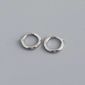 Makroaufnahme minimalistischer S925 Sterlingsilber-Creolen mit polierter Oberfläche - 7mm Innendurchmesser (Platinfarbe)