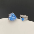 Détail de boucles d'oreilles cœur argentées avec cristaux bleus et accents de zircon - Tige d'Oreille Bleu Azur