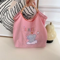 Détail de la broderie d'éléphant mignon sur un sac fourre-tout rose en nylon avec cordes - Éléphant Debout Rose