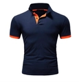 Detail eines dunkelblauen Poloshirts mit orangefarbenem Kontrast an Kragen und Ärmeln - M / Navy/Orange