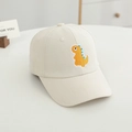 Détail de la broderie dinosaure orange sur une casquette en coton crème pour enfant - 52CM(2-6 ans) / Blanc
